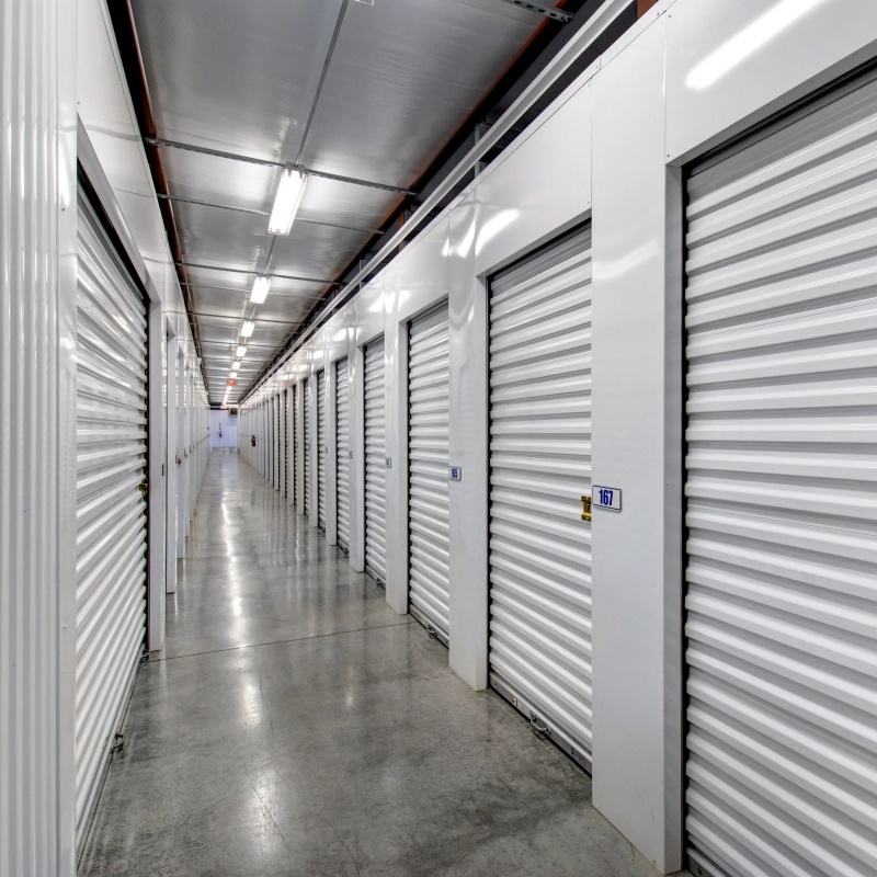 Polad yuvarlanan qapı